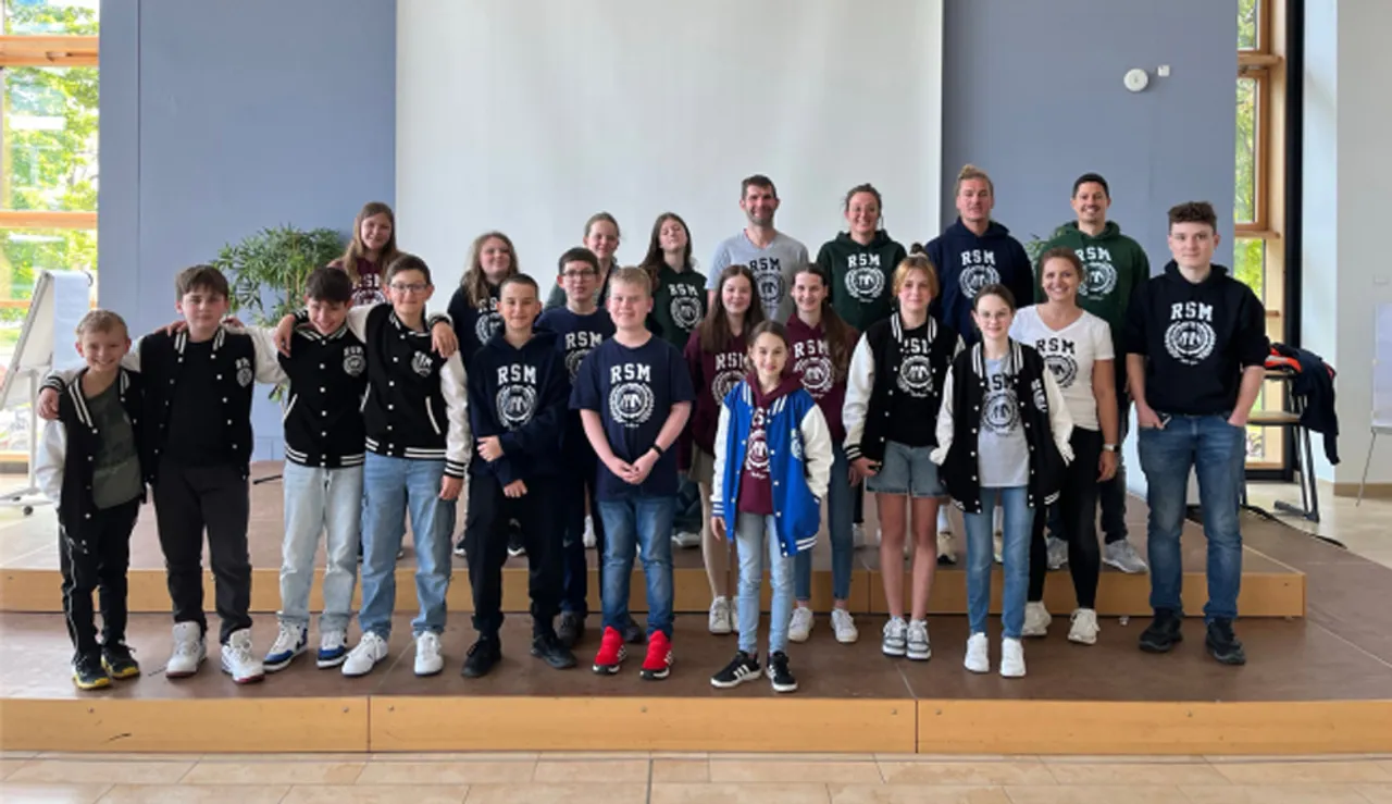 Schulkleidung aus dem Fanshop der RSM