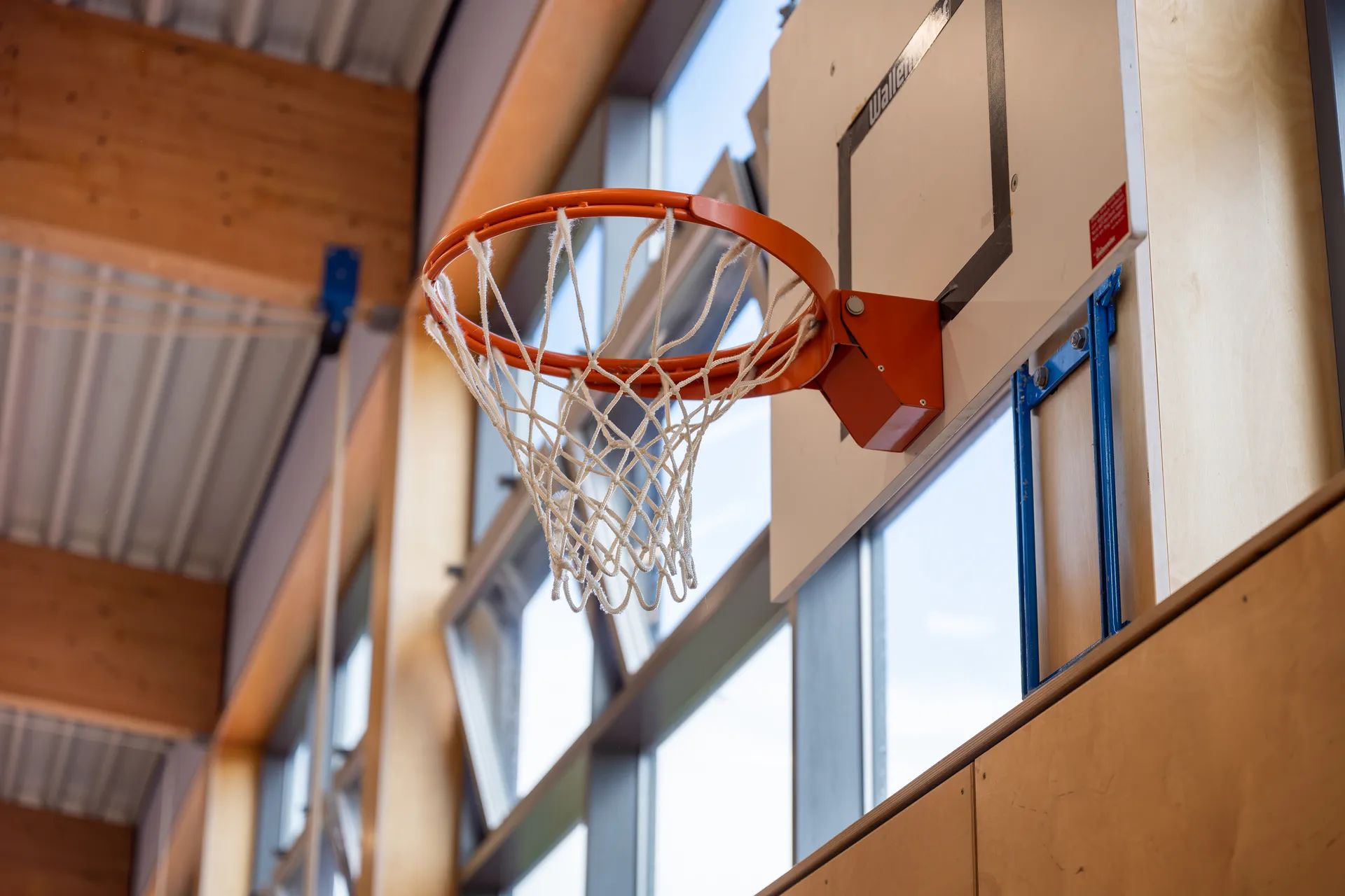 Basketballkorb in der Sporthalle