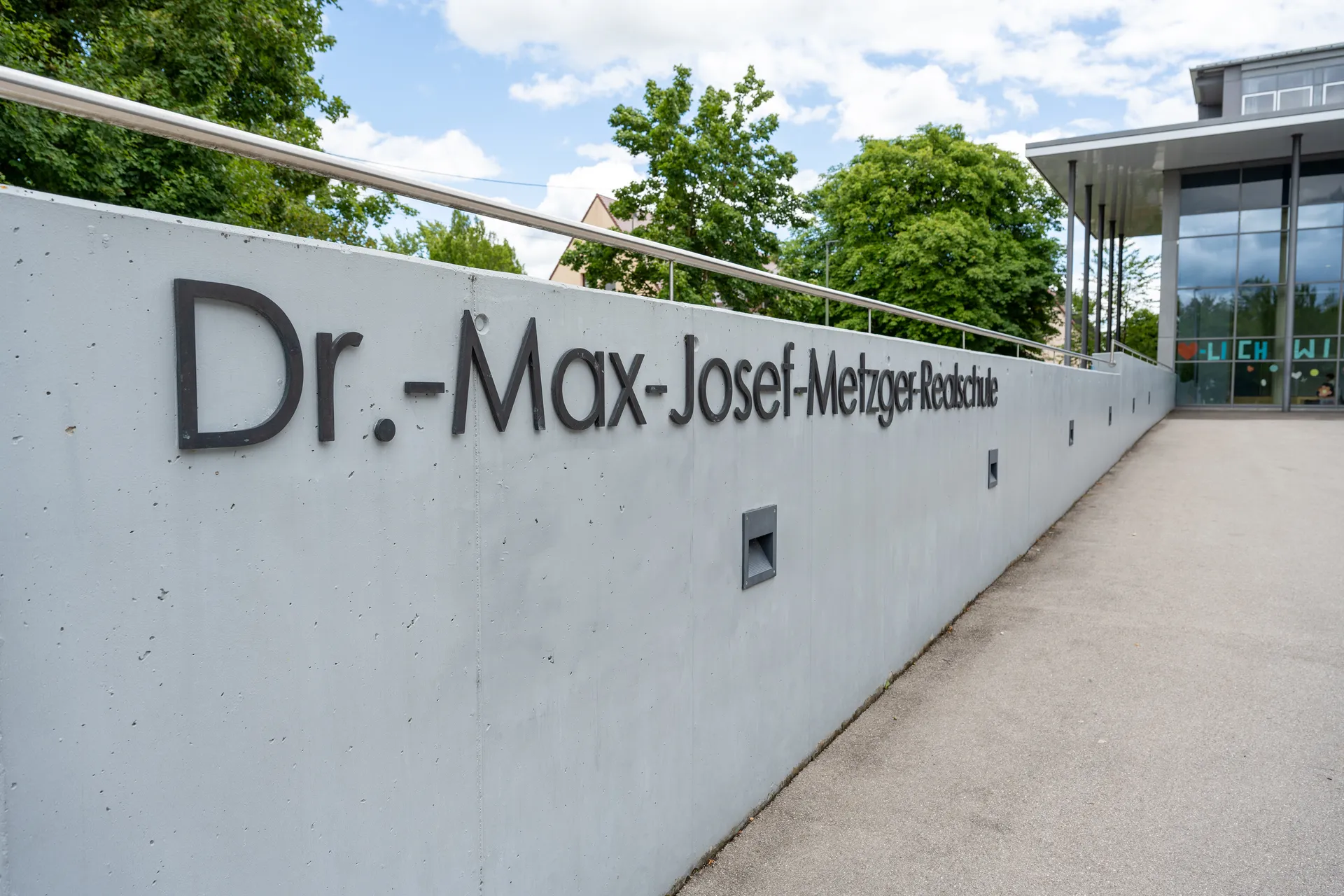 Schriftzug am Eingang der Schule