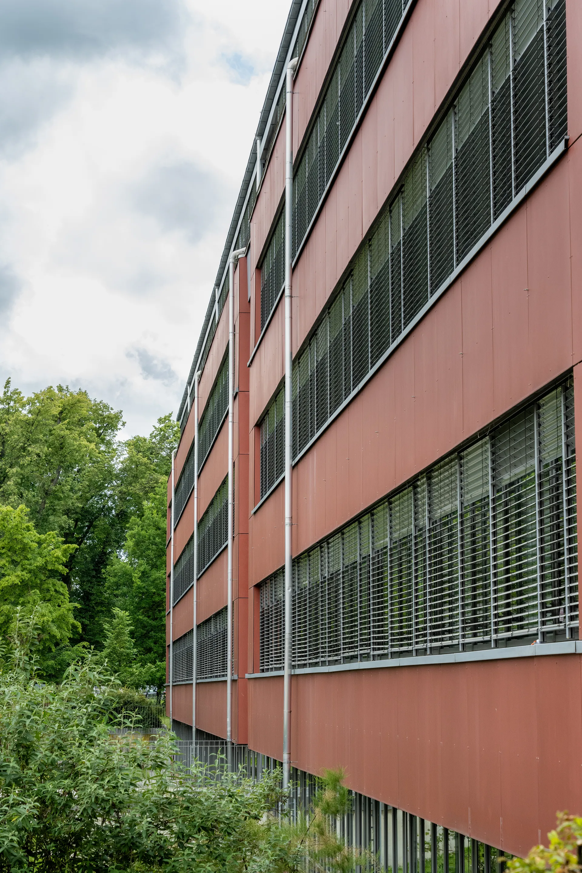 Seitenansicht des Schulhauses
