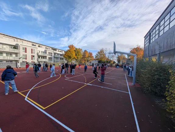 Neuer Schwung für die Bewegte Pause: Hartplatz der Realschule erneuert