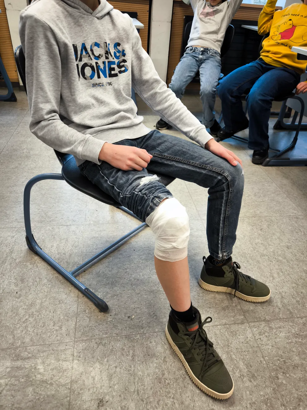 Verband an einem Knie im Wahlfach Erste Hilfe