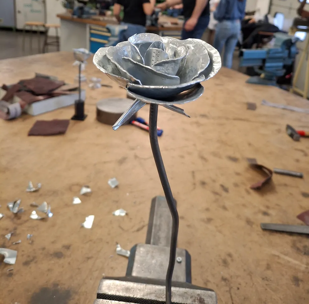 Selbstgefertigte Rose aus Metall