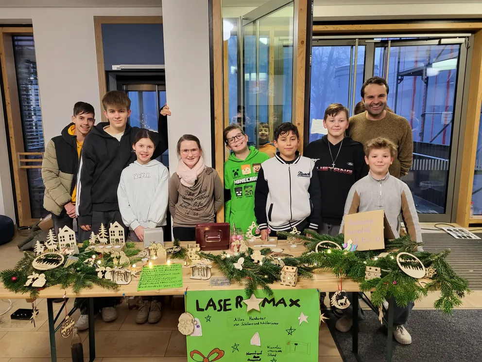 Verkauf von selbst gemachter Weihnachtsdeko auf dem Weihnachtsmartk der Schule